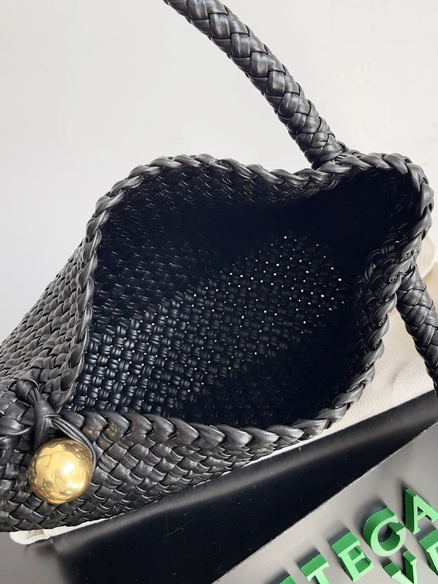 Batch 5760 BV collectible small woven handbags are really YYDS!! Bottega Veneta’s most classic small woven handbags are back! ! We use the highest quality leather with the highest craftsmanship❤️ to create the most expensive works. We have created the original Intrecciato leather weaving process❤️ This unique traditional exclusive leather weaving method has not only become our logo but also reflects the time-consuming and labor-intensive craftsmanship of our products❤️ The new TOSCA handbag must be a selection worth collecting🆕 Style number: 716974 Size: 27*9*18cm